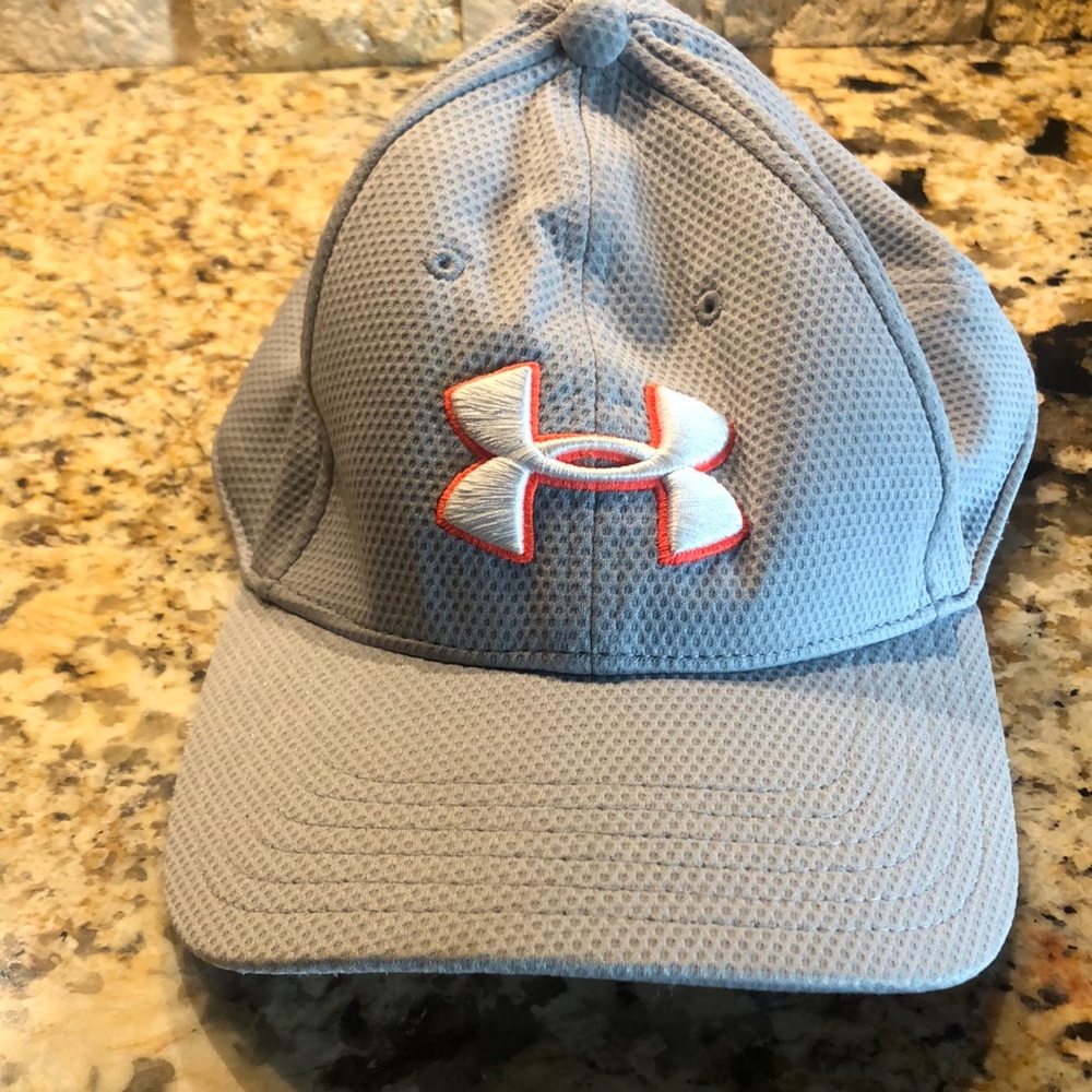 Youth LG/XL Under armor Gray Hat great condition, no stains